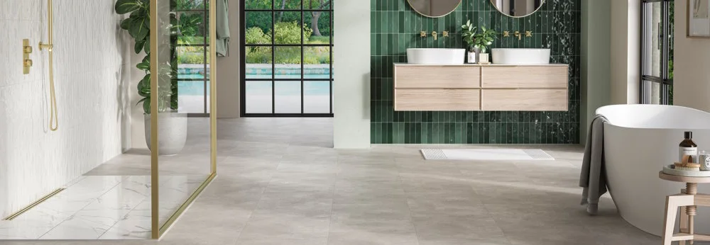 Modernes Badezimmer mit grünen Fliesen